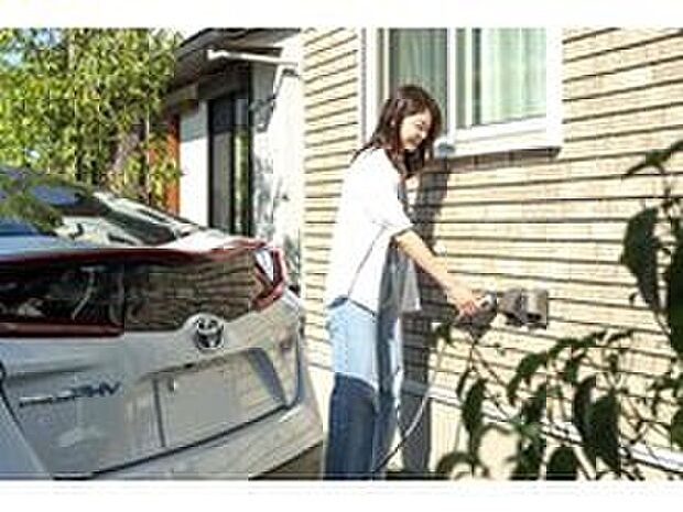 【非常時給電システム「クルマde給電」】突然の停電時も、クルマが電源となり住まいに給電できるトヨタホームの「クルマde給電」。災害時の「在宅避難」をサポートします。（参考写真）
