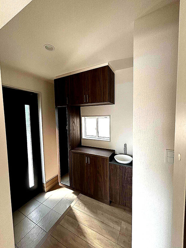 玄関内に手洗い器があるのでササッとお子様の手が洗えるので衛生的。　