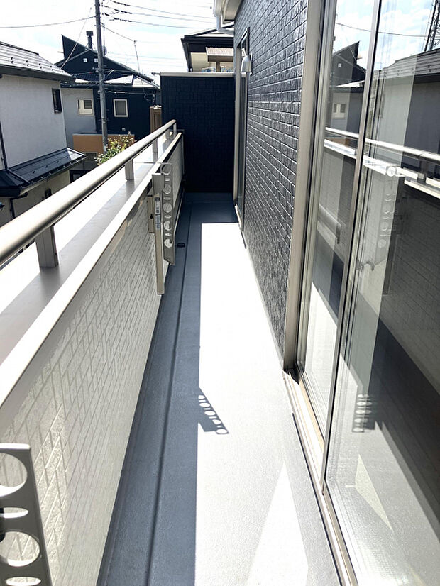 2部屋から出入りできるバルコニー。大量の洗濯物もしっかり干せそうです◎　