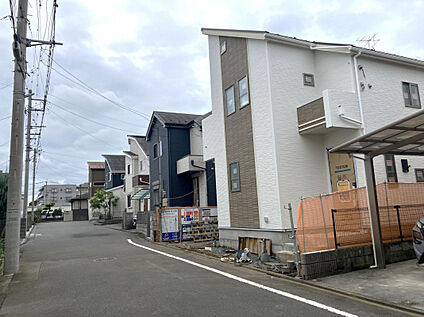 北側道路から見た全面道路と現地写真（2026年9月13日撮影