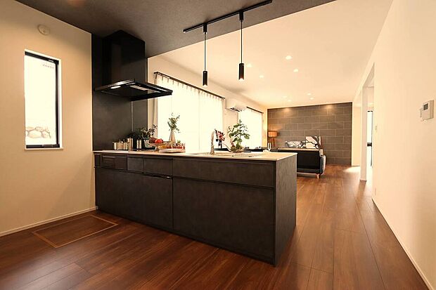 【キッチン】シックで落ち着きのあるデザインが印象的なキッチン。ペンダント照明が趣のある空間を演出します。