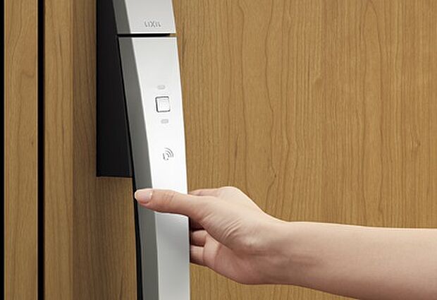 【FamiLock】スマートフォンやリモコン(別売り)、カードキー、タグキー(別売り)を使用して玄関ドアの施解錠を行うシステム。Bluetooth認証を採用し、専用アプリを使えば、施解錠履歴の確認も可能。