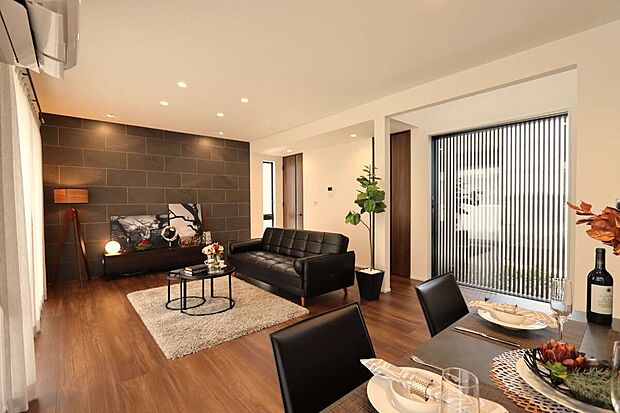 【Low-E複層ガラス】特殊金属膜の効果で断熱性が一般複層ガラスの約2倍の「Low-E複層ガラス」を標準設定。冬も夏も室内を快適にキープし、エアコン効率を高めて住宅の省エネ化に貢献します。(一部窓はアルゴンガス入り)