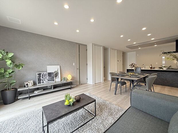 【ガス温水式床暖房（LD）】給湯器で温めた温水を循環させて床面を暖めます。遠赤外線によって暖める「ふく射熱」が床から天井・壁へと伝わり、部屋全体を均一に暖めます。またエアコンのように部屋にある湿気を排出せず湿気を保つので、肌の乾燥を抑えます。