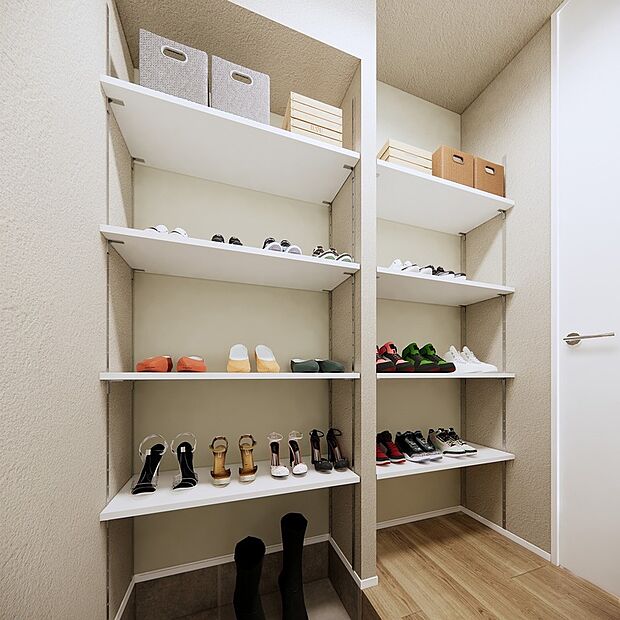 【ウォークスルー型シューズクローク（扉付き）】扉付きで生活感をさりげなく隠すウォークスルー型のシューズクローク。動線美と収納力を兼ね備えた大容量の収納です。