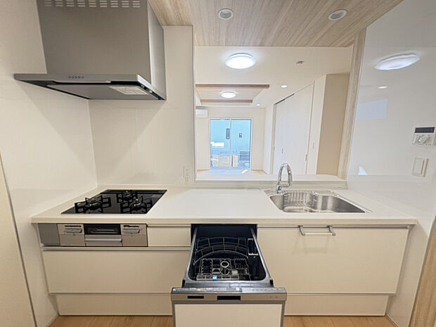 【対面キッチン】リビングを一望できるシステムキッチンは、料理中でも家族団らんが可能です。キッチンは、食器洗浄機、浄水機能付き水栓など、機能も充実しております。　