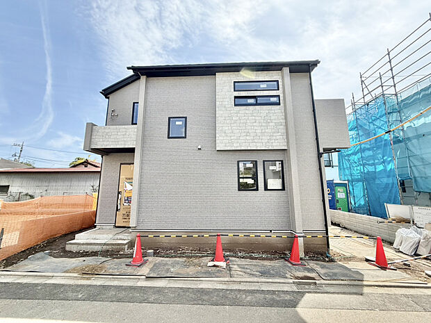 【外観】全棟敷地面積119m2越えの新たな分譲地です。また、東栄住宅では植栽等を設置しており緑豊かで癒しのある環境を演出する外観を目指しております。　