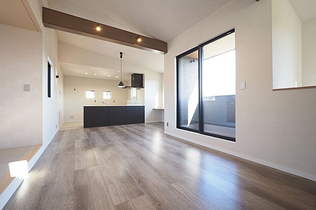 【LDK】周囲の視線を気にせずくつろげる、プライバシー性の高い2階リビング