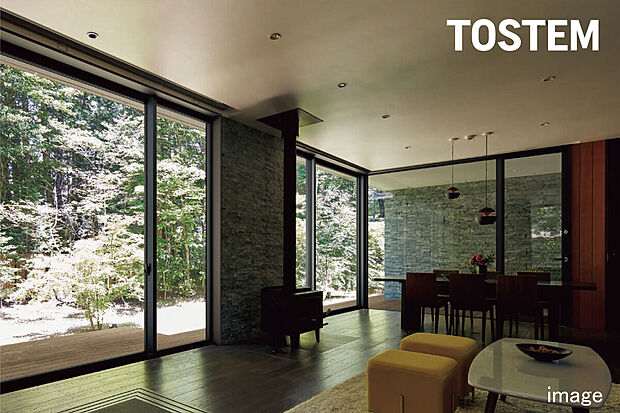 【＜Low-E複層ガラス＞】国内最高水準の耐風圧性能と水密性能。フレームの見込みを大きく確保することで強風時のガラスのたわみを抑制。JIS 規格S-4等級をクリアし、最大瞬間風速57m/ 秒相当に耐える強度を実現。また、下枠を大きくすることで水密性が向上。最高グレードであるJIS 規格W-5 等級をクリア。