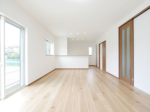 【BV７加古川町友沢８号地】広々20帖のＬＤＫは、家族みんなに目が届きやすく会話も弾む空間です。