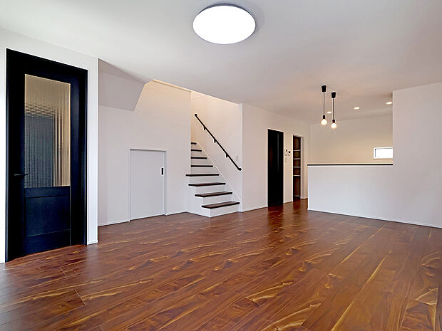 【BV４５曽根２号地】落ち着いたシックモダンスタイルのＬＤＫは、ひろびろ19.75帖で家族がゆったり集える空間！