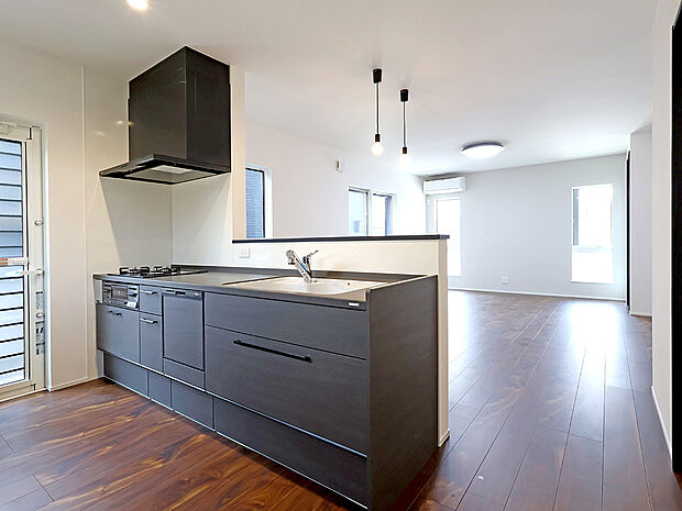 【BV４５曽根２号地】キッチンに立ちながらも家族に目が届き、会話もしやすいＬＤＫの配置。リビング階段＆中二階の吹抜け仕様で家族のコミュニケーションもとりやすい！