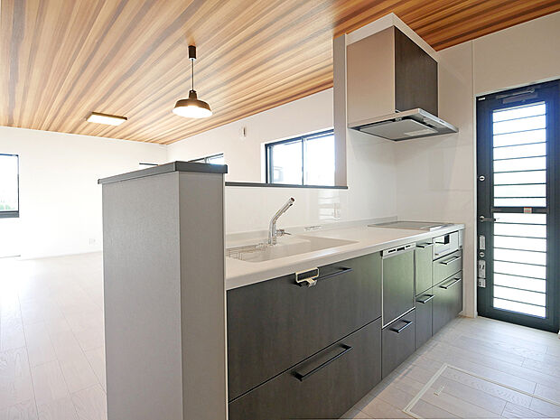 ダ【３加古川町備後Ａ号地】ークカラーで落ち着いたキッチンは、手元が見えにくく、来客時にも安心です。