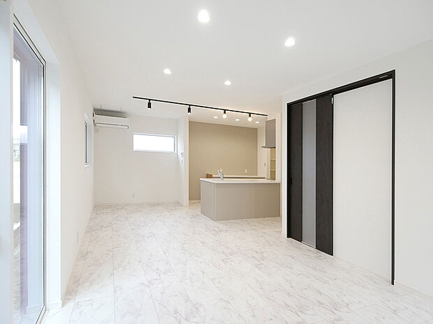 【BV6野口町長砂5号地】家族団らんの時間もゆったりすごせる18帖LDK。シンプルモダンな中に柔らかさを感じる