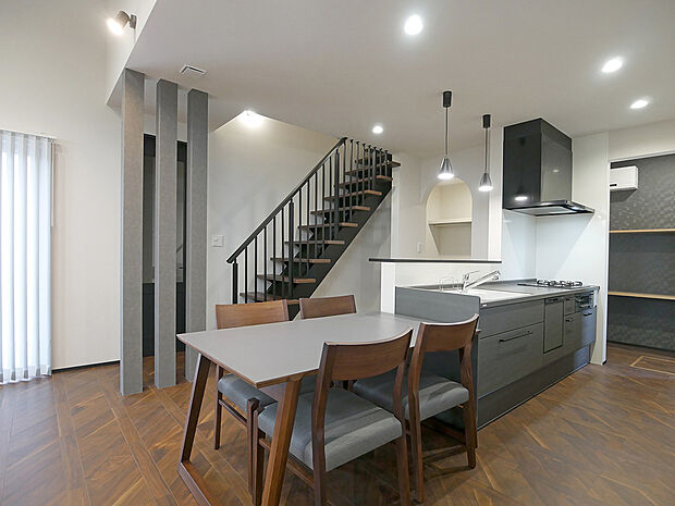 【BV6野口町長砂6号地】キッチンとダイニングテーブルを並べて配置することで配膳や片付けのしやすいダイニングに。