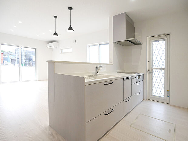 【BV6野口町長砂7】キッチン
手元を少し隠すキッチンで作業に集中しやすく、来客時も安心。対面式キッチンで家族との会話も弾みます。