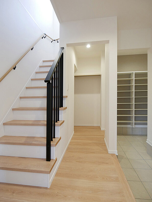 【BV3播磨町二子2号地】2wayシューズクローゼットで靴や外回りのものをたっぷり収納できて玄関スッキリ!靴も選びやすい空間です。