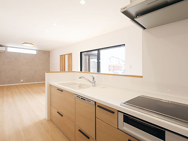 【12蓮池1号地】リビングダイニングに目が届きつつもお料理などに集中できるキッチン。配膳・片付けもスムーズな配置です。