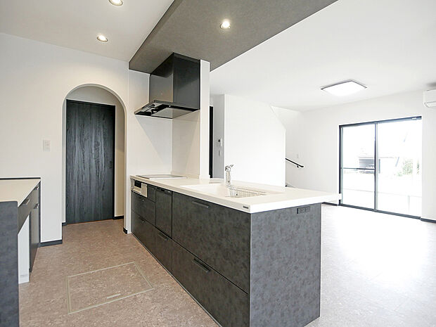 【BV稲美町加古1号地】キッチンから家族に目が届き安心!キッチンからパントリー脱衣室へ回遊できる家事ラク動線です!