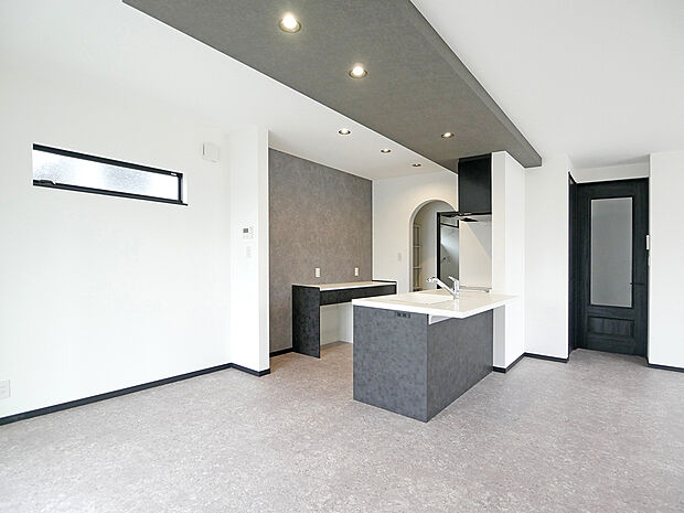 【BV稲美町加古1号地】スタイリッシュモダンスタイルのLDK。折下げ天井がアクセントをそえたコントラストのある空間に。