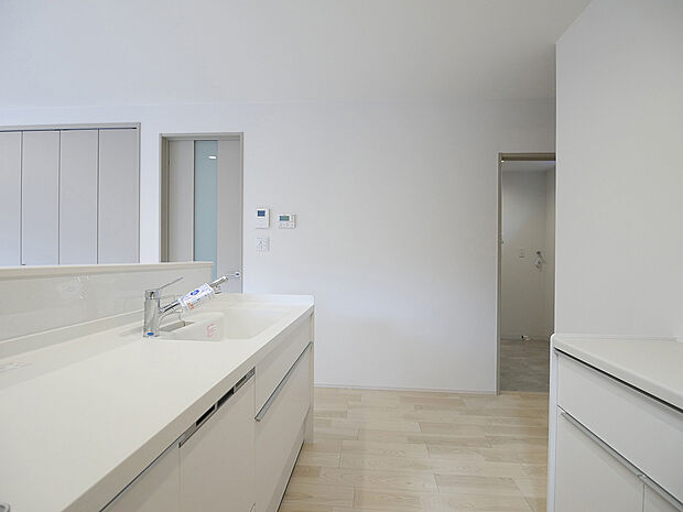 【【BV２６塩市４号地】キッチン】キッチンから洗面脱衣室・浴室へスムーズに移動できるので朝の忙しい時間の朝食準備やお洗濯などもしやすい家事ラク間取！