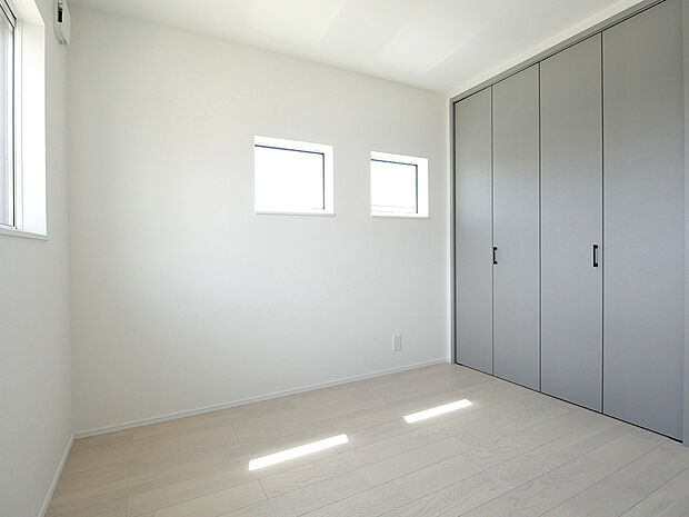 【3加古川町備後Ａ号地：２階洋室】グレイッシュな建具と白のクロスでインテリアもいろいろ楽しめるシンプルスタイル。