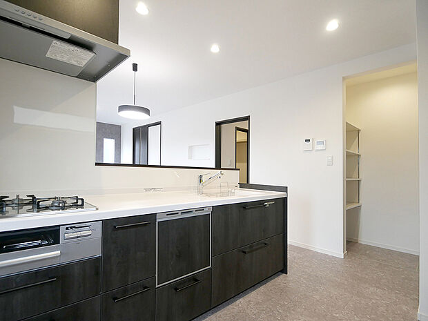 【【BV２加古川町備後４号地】キッチン～パントリー】食品の保管や出し入れもスムーズで使いやすいキッチン横のパントリー！