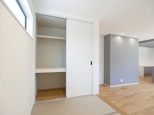 【【37伊保B号地】リビング収納】物が増えがちなLDKにうれしい、大容量の物入!引き違い扉で使い勝手もよい収納です。