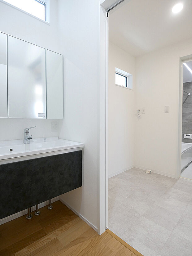 【【37伊保B号地】洗面・脱衣室】脱衣室と洗面ドレッサーを分けて配置。誰かが入浴中でも歯磨きできたり便利!
