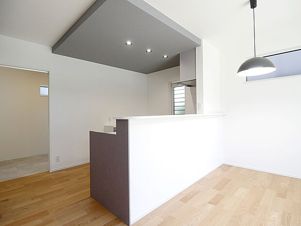 【【37伊保B号地】キッチン】キッチン背面に脱衣室・洗面ドレッサー・浴室を配置した家事ラク間取です!