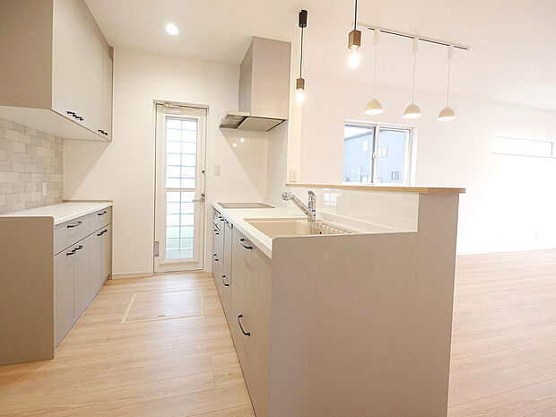 【【PT小松原D-3】キッチン】背面カップボード付きのキッチンで、食器や調理器具の収納も充実!