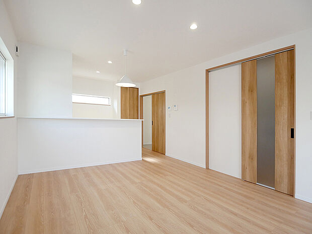 【【BV3播磨町二子2号地】LDK】LDKは2wayで玄関側と、脱衣室側から出入りでき、家族それぞれの動線もスムーズです。