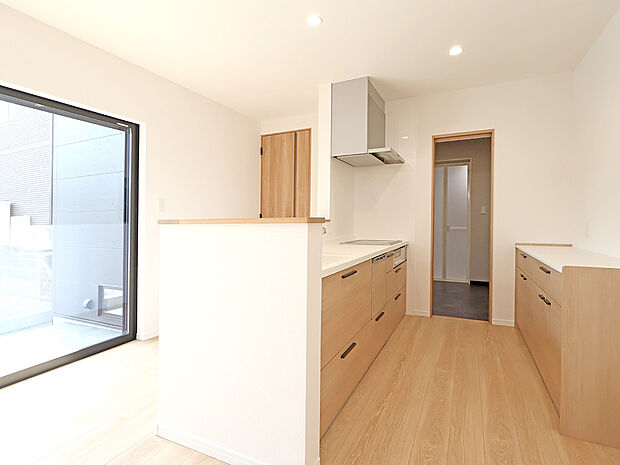 【【12蓮池1号地】キッチン】キッチンから洗面脱衣室・浴室へスムーズに移動できる家事ラク動線!1階全体を回遊できて家族みんなの動きむスムーズに!