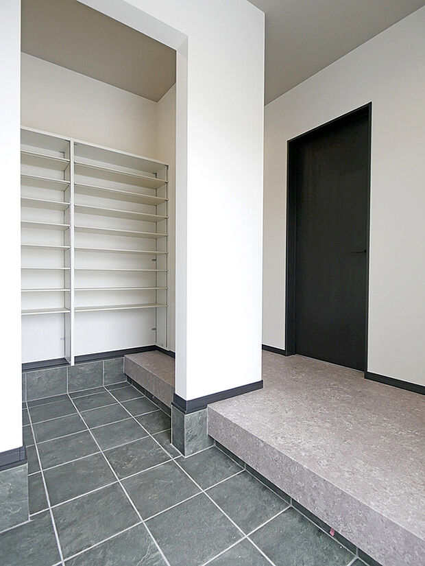 【【BV稲美町加古1号地】玄関】2WAYシューズクローゼットのある玄関。靴選びもラクラクで、ベビーカーなど外回りのものの収納にも重宝します!