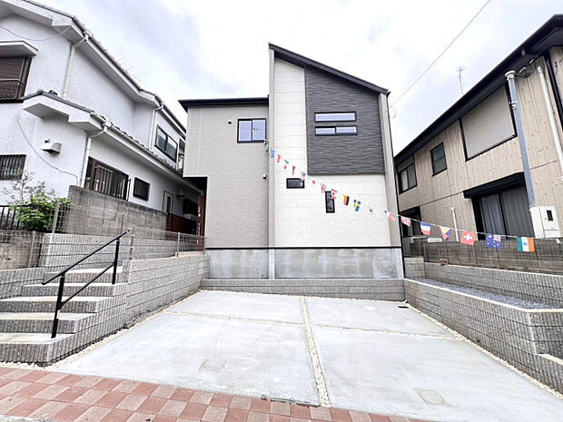 【外観】　品質・性能にこだわった「ブルーミングガーデン」。庭付き「3・4LDK」の新築戸建が限定1邸で誕生！敷地面積44坪超。2台分のカースペースをご用意しました◎