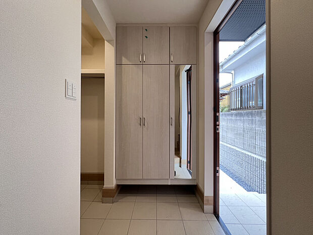 【玄関収納】　開放感ある玄関は、靴の脱ぎ履きも余裕をもって行えるゆったりとしたスペースを確保しています。シューズボックスは、フロートタイプのため、玄関土間部分のお手入れもしやすいです。