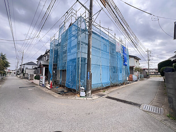 【外観】　限定1邸！敷地面積は約43坪。地震に強い、制震ダンパーを搭載したデザイン住宅です。3台分のカースペース付き◎