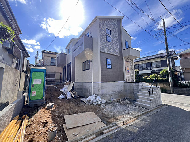 【外観写真】　解放感ある角地に位置する限定1邸。全居室南向き設計で、あたたかい陽光が注ぎ込む「3～4LDK」の住まいです。
