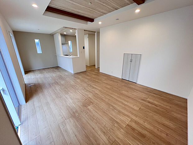 【【19.24帖LDK】】自然光と爽やかな風が室内に届くオープンなLDK。寛ぎのスペースと食事のスペースをゾーニングしやすいレイアウトです。