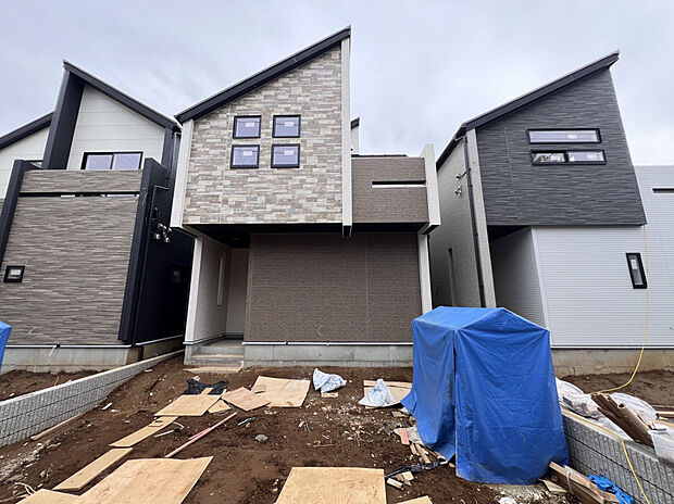 【【2号棟外観】】分譲地は、低層の住宅が立ち並ぶ第一種低層住居専用地域内に位置しています。公園が目の前にあり小学校は徒歩6分と、のびのびと子育てをしたいファミリーにもオススメです。