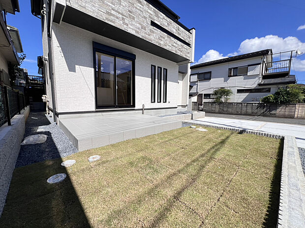【【タイル・お庭】】南側に位置するお庭です。お子様のプレイスペースや家庭菜園、バーベキューなど、多用途に活用可能です。ご家族団らんのひと時も◎