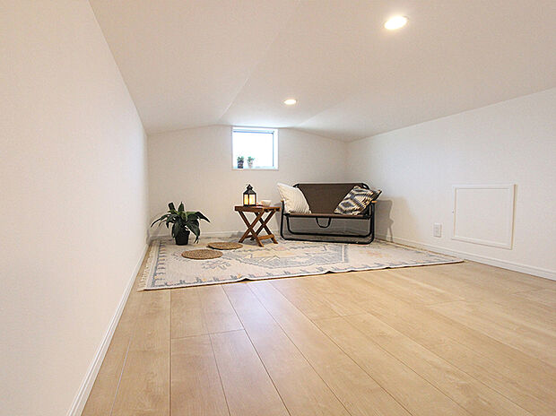 ［施工事例：グルニエ(小屋裏収納)］
まるで3階建てのような「固定階段式」なので、両手で荷物を抱えることができます！趣味部屋・収納部屋など活用法自由自在◎