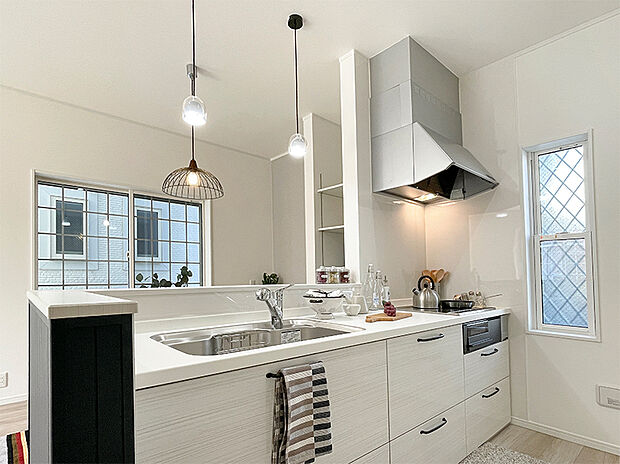 【【No.2:キッチン】】毎日キッチンに立つのが楽しみになるブルーの羽目板が可愛いキッチンです♪対面式キッチンから家族の様子を見渡せます。