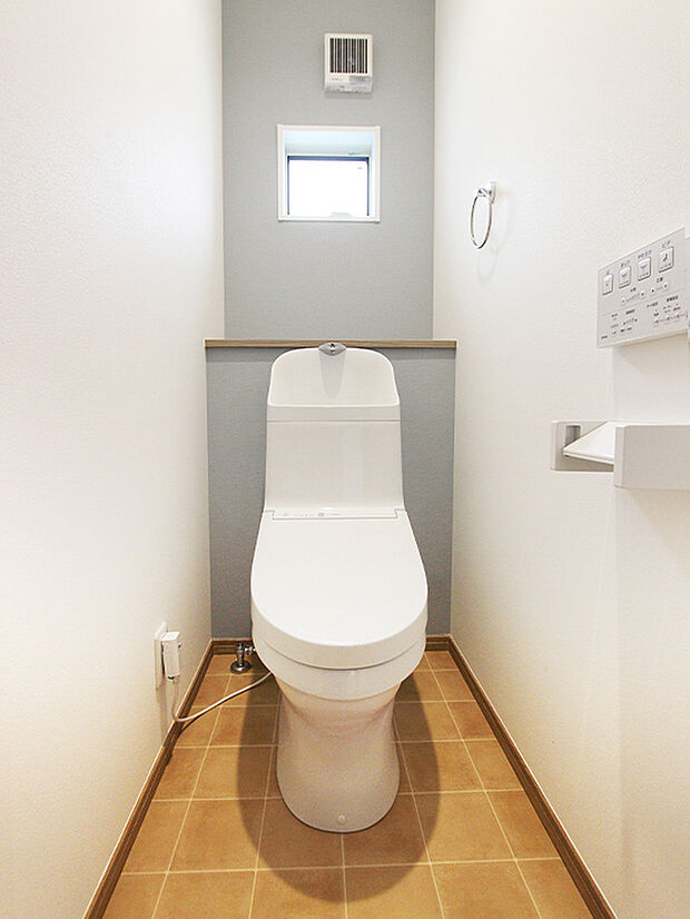 【◆トイレ(TOTO)】ウォシュレット付きの手洗いタンク一体型トイレ。トルネード洗浄で少ない水でまんべんなくしっかり洗える家計に優しい節水タイプ。