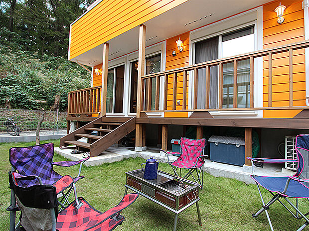 【【施工事例:庭】】休日はテントを張って“おうちキャンプ”、友人とBBQを楽しんだり。日常にちょっとした特別感をくれるアウトドアリビングです。