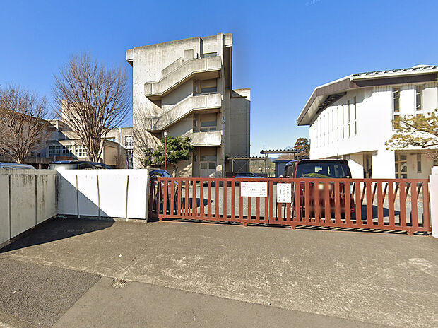 内出中学校(約550m)