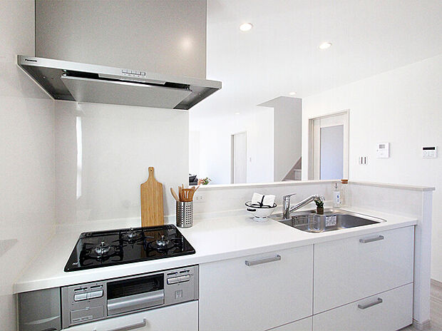 【◆システムキッチン(Panasonic)】ソフトクローズ付きの大容量スライド収納キャビネット。
お手入れらくらくのステンレスシンク、2口IH+ラジエント、浄水器内蔵水栓。