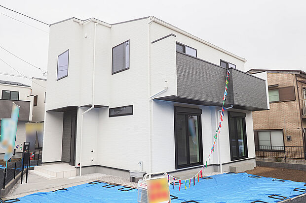 白を基調にしたモダンな2階建て外観。