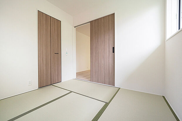 【【　和室／4.5帖　】】・収納付き
・南東向きで陽当たり良好