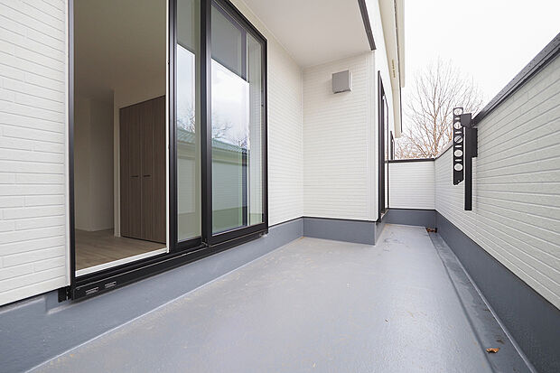 【【　バルコニー　】】・ゆとりある南東向きバルコニー
・2部屋から行き来可能